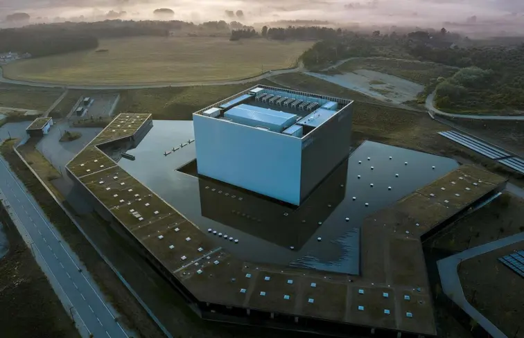 O edifício do Centro de Dados, na Covilhã, tem o formato de um cubo e está rodeado por um espelho de água